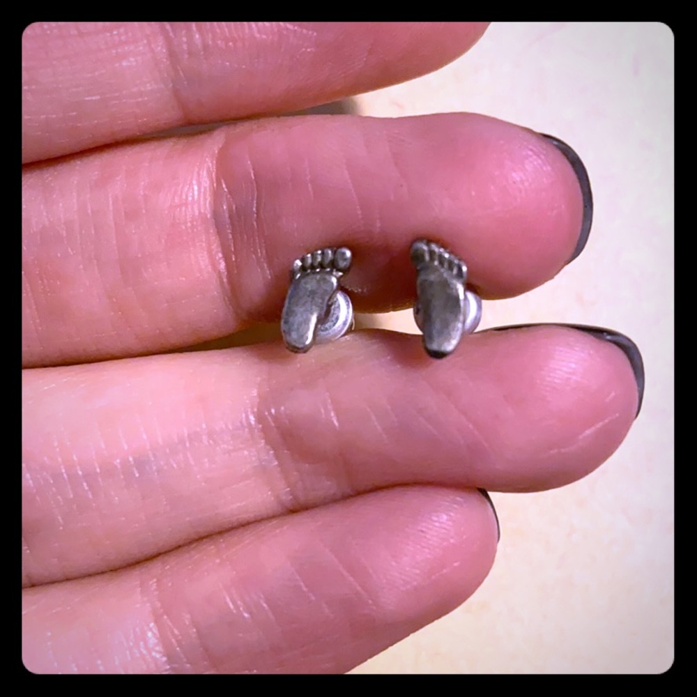 GUC Foot stud earrings